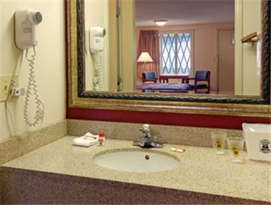 Mayfield Inn Clarion Restaurant photo